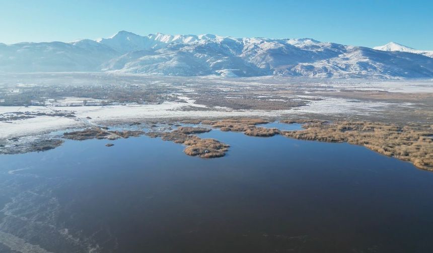 Eber Gölü soğuk hava nedeniyle dondu