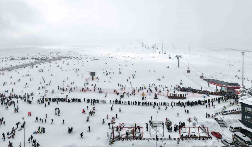 Erciyes sömestirin ilk hafta sonunda 250 bin kişiyi ağırladı