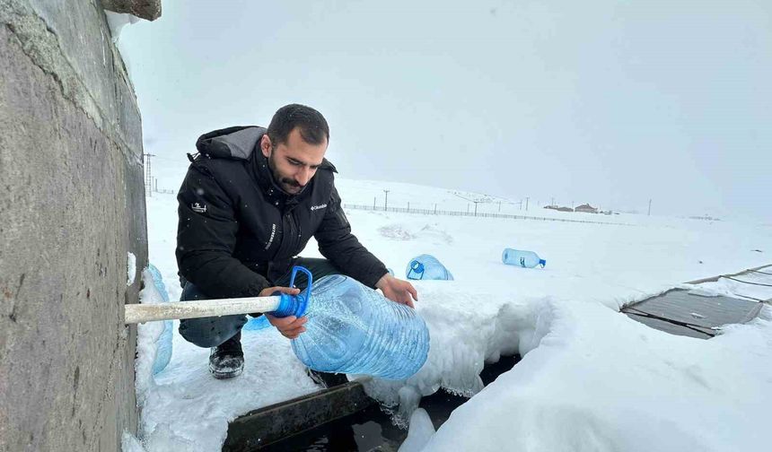 Erzurum'da su hatları dondu, vatandaşlar çeşmelerden bidonlarla su taşıdı