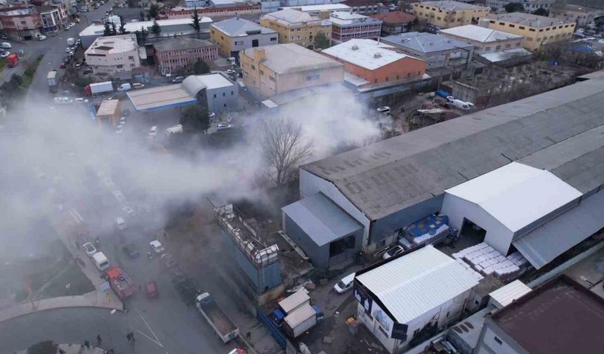 Gaziosmanpaşa'da avize atölyesinin deposunda yangın çıktı: Ekiplerin söndürme çalışması havadan görüntülendi
