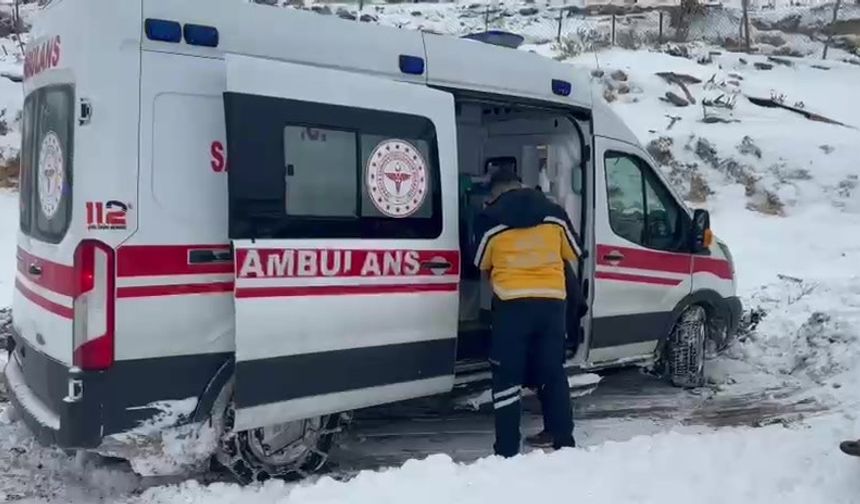 Gercüş'te kar nedeniyle kapanan yolda mahsur kalan ambulans kurtarıldı
