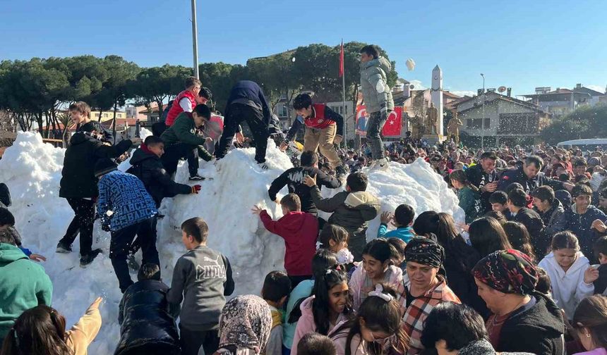 Germencik Belediyesi'nden karnelerini alan çocuklara 'kar' sürprizi
