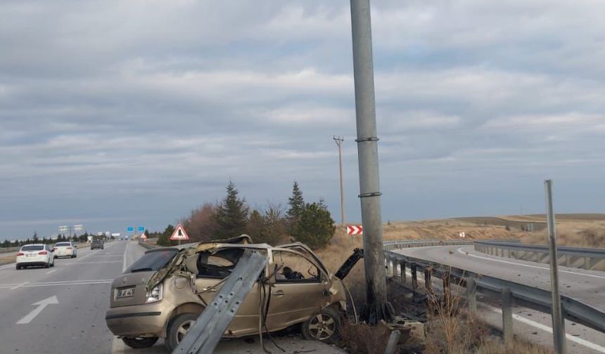 Hurdaya dönen araçtan sağ çıktı