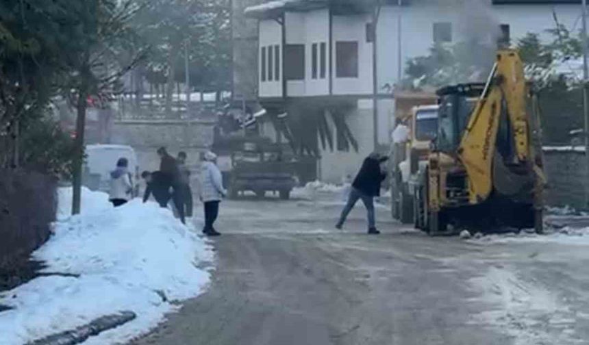 İş makinesinde çıkan yangını karla söndürmeye çalıştılar