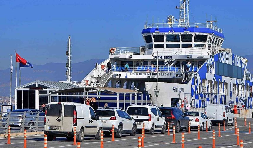 İzmir'de olumsuz hava şartları nedeniyle vapur seferleri iptal edildi