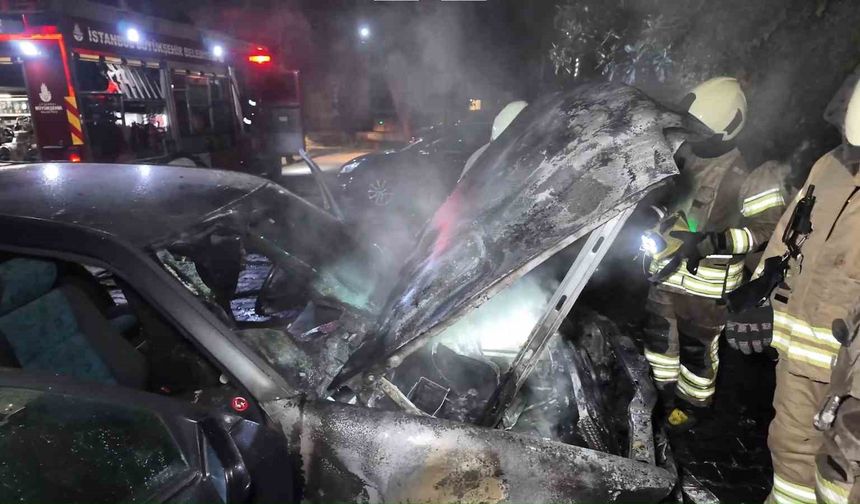 Kadıköy'de apartman otoparkında otomobil alev aldı