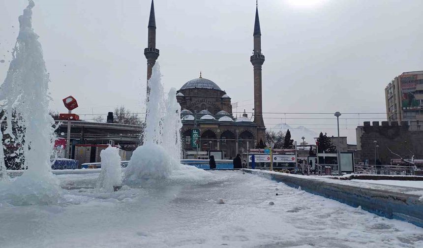 Kayseri buz tuttu: 2 ilçede hava sıcaklığı -23 olarak ölçüldü