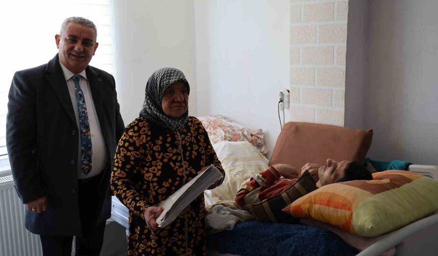 Kırşehir'de yaşlı kadın ailesinin terk ettiği hasta torununa 29 yıldır bakıyor