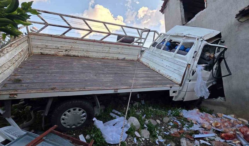 Kontrolden çıkan kamyonet eve çarptı: 1 ölü