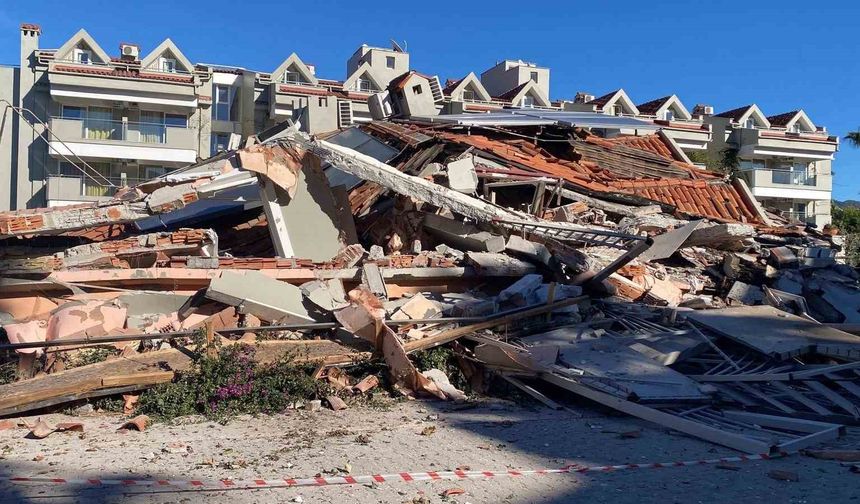 Marmaris'te güçlendirme çalışması yapılan apart otel çöktü