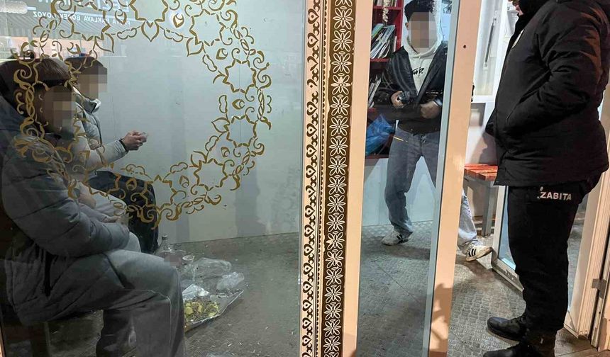 Minibüs durağını kirleten gençler hatalarını anlayınca yerleri temizlediler