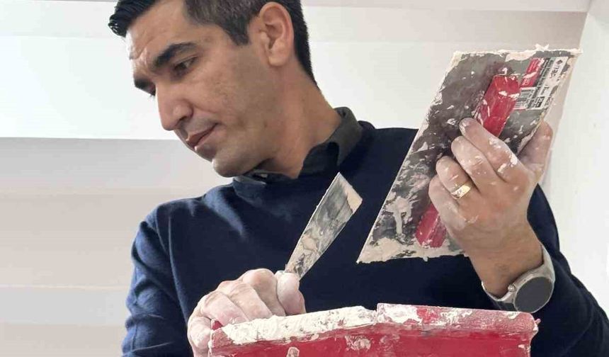 MYO müdürü okuldaki tadilat işlerini kendi elleriyle yapıyor