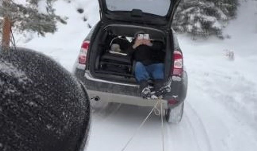 Şavşat'ta geleneksel tahta kızaklarla kış eğlencesi