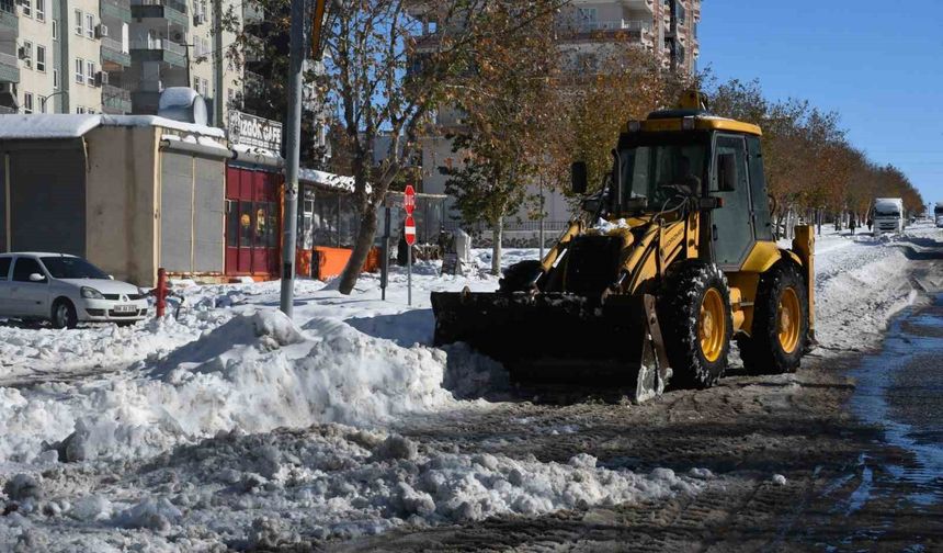 Siverek'te kar kütleleri kamyonlarla şehir dışına taşınıyor