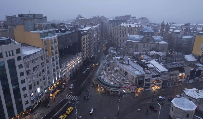 Taksim'de kar yağışı etkili oluyor