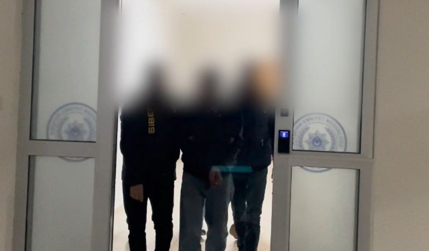 Telefonlara yükledikleri zararlı yazılımlarla vatandaşların hesaplarını boşaltanlar yakalandı