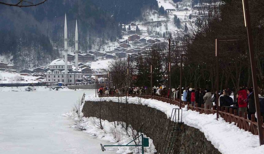 Uzungöl'ün çevresinde binlerce kişi horon halkası oluşturdu