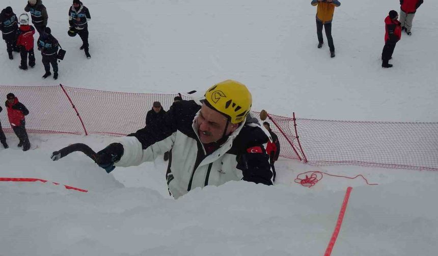 Vali Çiftçi, yapay buz duvarına tırmandı