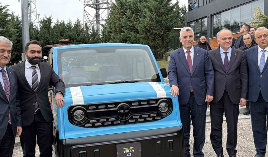 Yerli üretim elektrikli araca, Bakan Bolat hayran kaldı