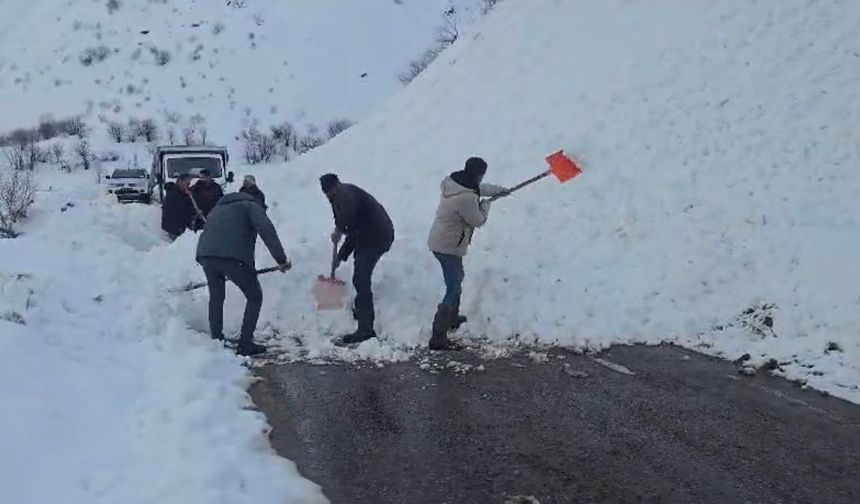 Yola düşen çığı vatandaşlar küreklerle kaldırdı