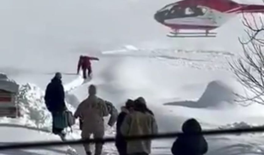 Yolu kapalı mahallede hastalanan bebek, helikopterle hastaneye ulaştırıldı