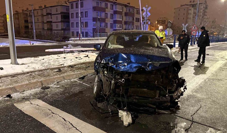 Yük treniyle çarpışan SUV aracın sürücüsü yara almadan kurtuldu