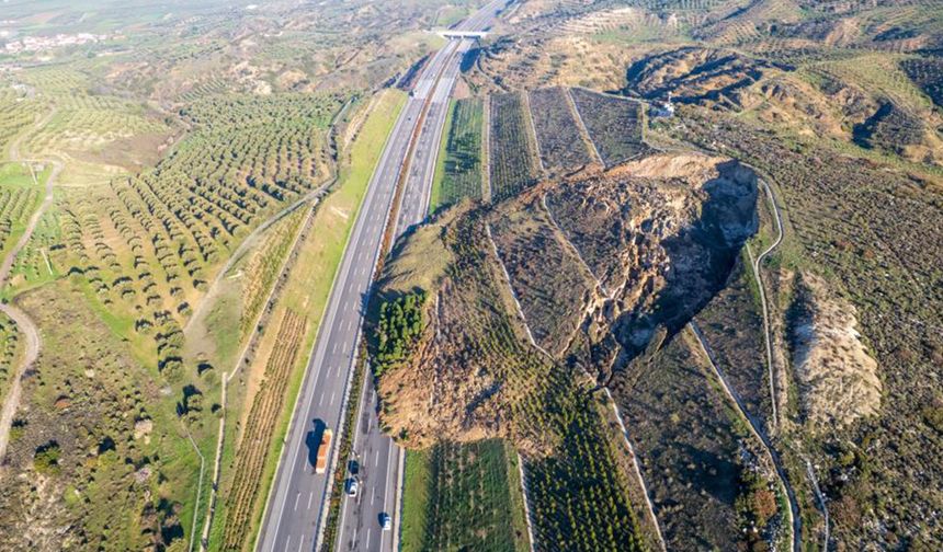 Yağış Sonrası Heyelan: İstanbul-İzmir Otoyolu Manisa Geçişinde Ulaşım Tek Şeride Düştü
