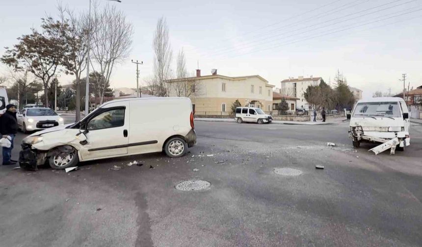 Aksaray'da kamyonet ile hafif ticari araç çarpıştı: 3 yaralı