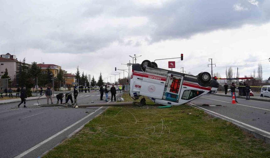 Ambulansla hafif ticari araç çarpıştı: 3 sağlık görevlisi yaralandı