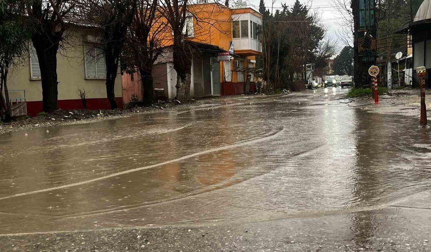 Antalya'da kuvvetli sağanak taşkınlara yol açtı minibüste mahsur kalanlar kepçe yardımıyla kurçarıldı