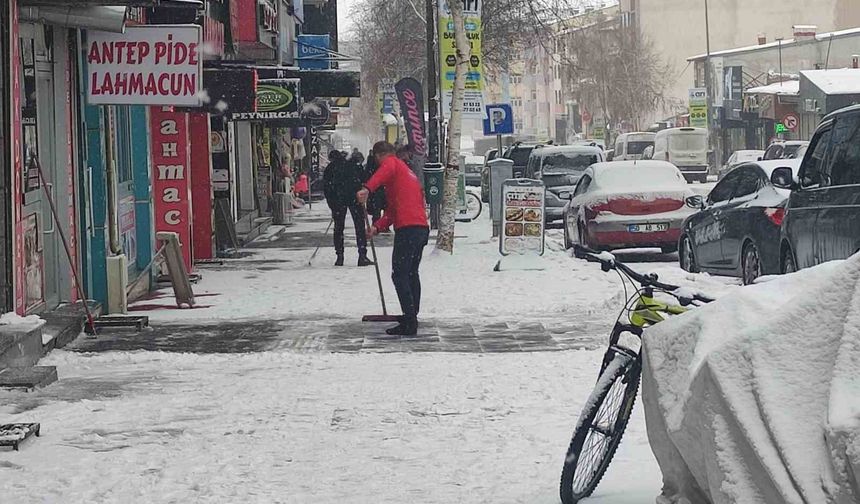 Ardahan yeniden beyaza büründü