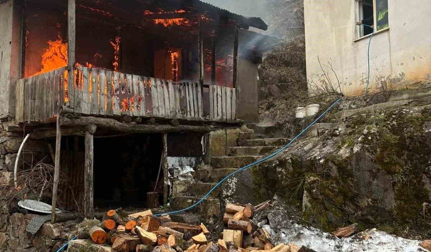 Artvin'de cami lojmanında yangın