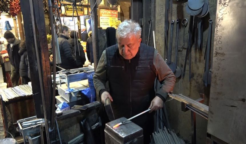 Ateş başında 60 yıldır demir dövüyor