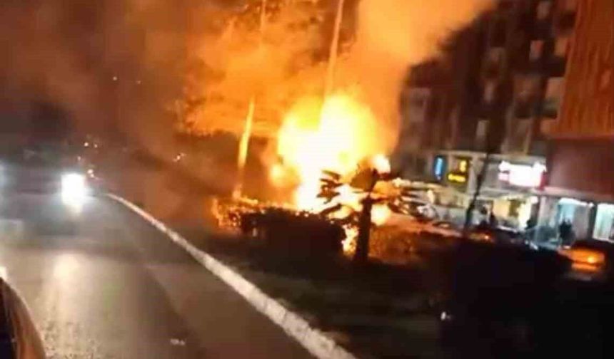 Aydınlatma direğinin kabloları alev aldı