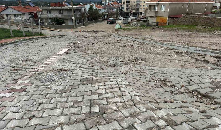 Ayvacık'ta aşırı yağışlara dayanamayan istinat duvarı çöktü