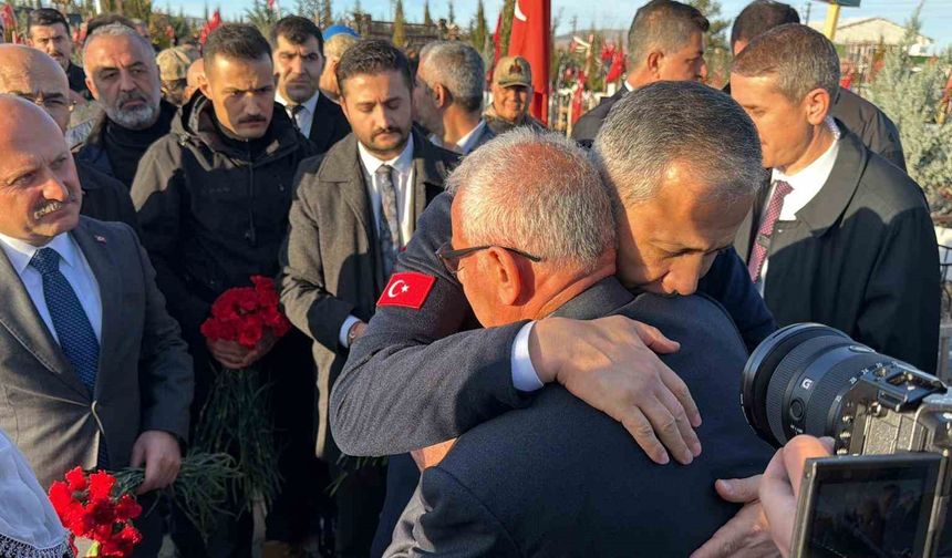 Bakan Yerlikaya, deprem şehitliğini ziyaret etti