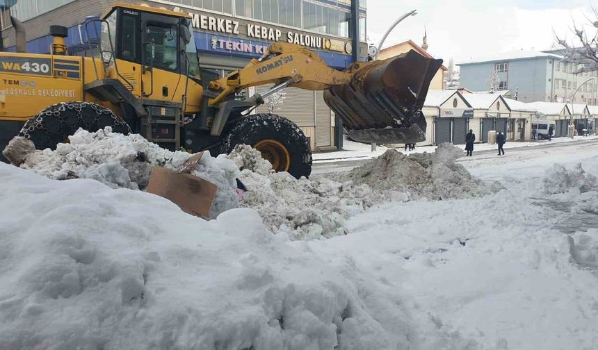 Başkale'de 13 yerleşim yerine ulaşım sağlanamıyor