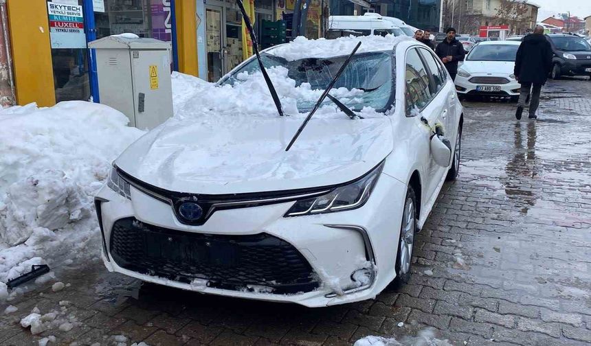 Bingöl'de çatıdan düşen kar otomobile zarar verdi
