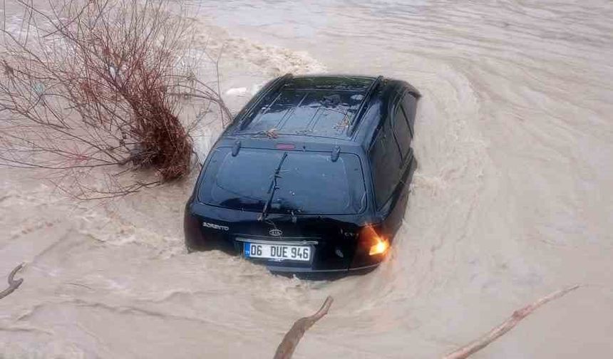 Dereye sürüklenen araç ertesi gün ortaya çıktı