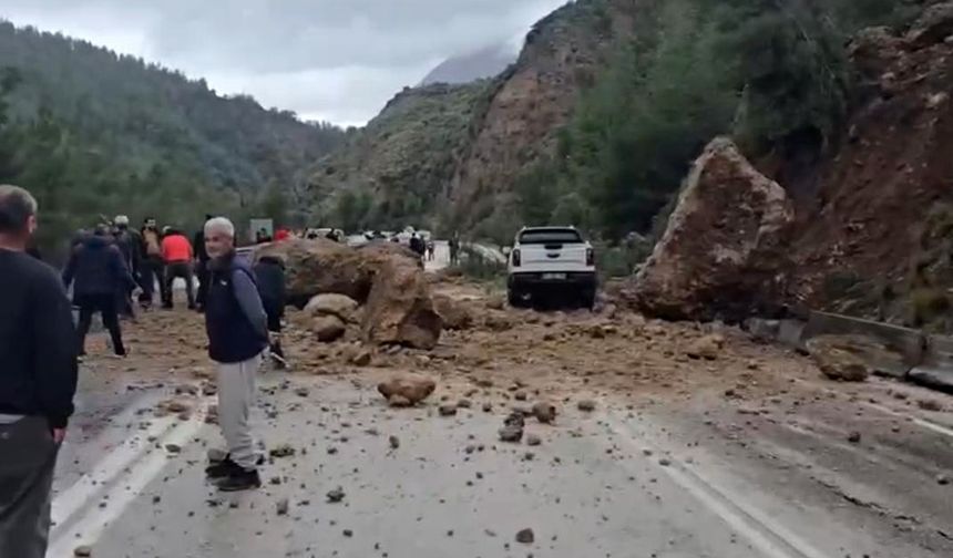 Dev kayalar yola düştü, ulaşım durma noktasına geldi