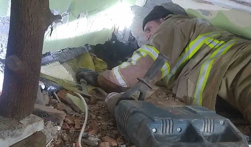 Enkaz altında hafızalara kazınan anlar: 'Çay içelim' teklifi ve küçük Zehra'nın kurtuluşu