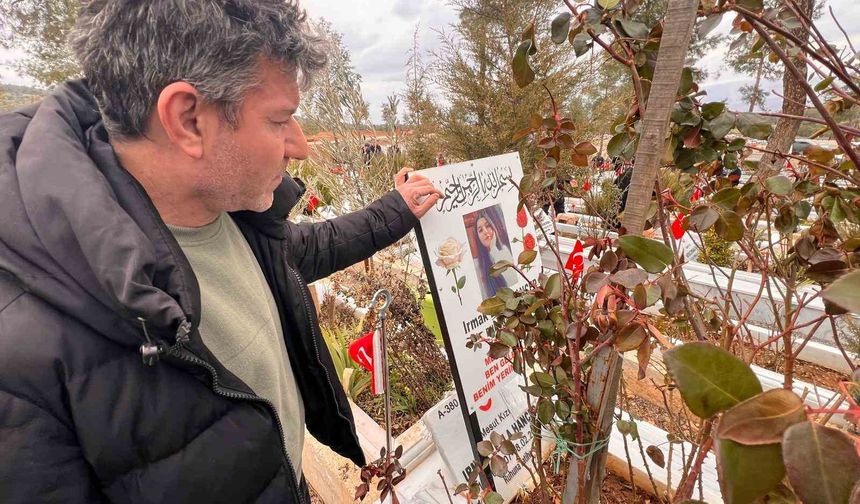 Enkaz altındaki kızının elini hiç bırakmamıştı, depremin 3. yılında kabrini ziyaret etti