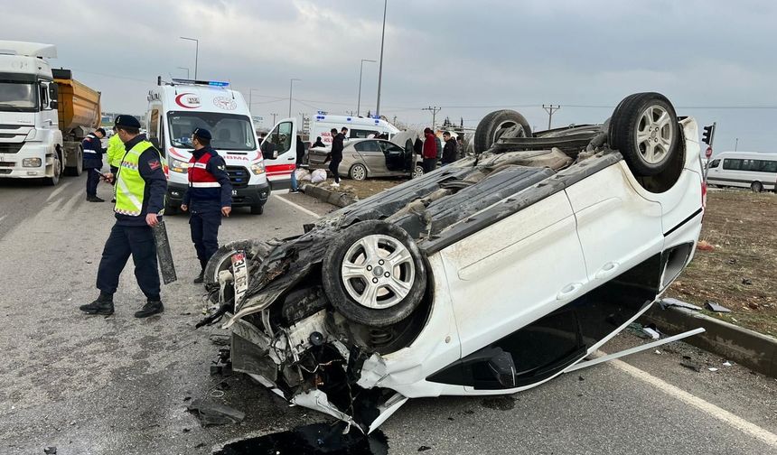 Hafif ticari araç ile otomobil çarpıştı: 6 yaralı