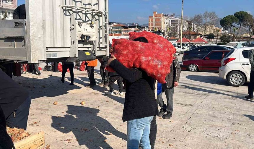 Hayır için dağıtılan tonlarca soğan bir saatte tükendi