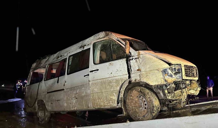 İşçi servisi şarampole devrildi: 17 yaralı