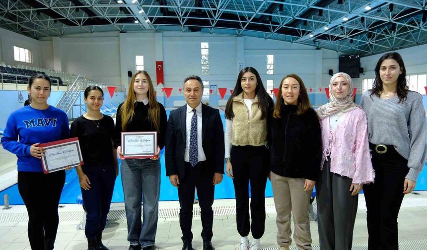 Kahraman öğrenciler rektör tarafından ödüllendirildi