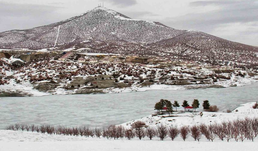 Kahramanmaraş'ta baraj ve göletler buz tuttu