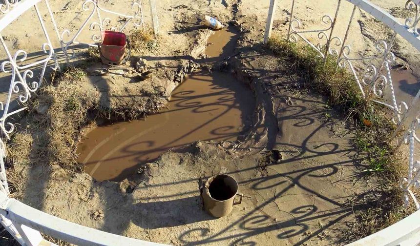 Karaman'da mezarlıkta çıkan yağlı çamurun şifa dağıttığına inanılıyor