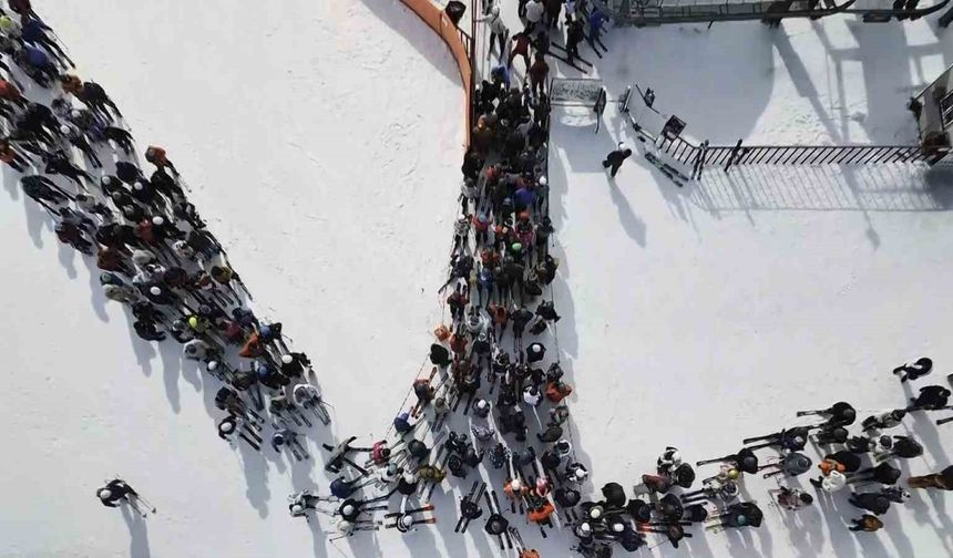 Kars'ta kayağını kapan Sarıkamış'a koştu