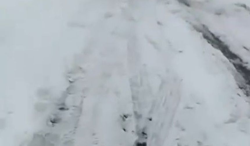 Kars'ta kayan tır kara yolunu ulaşıma kapattı